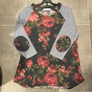 CHRIS & CAROL Floral three quarter sleeve T-shirt.